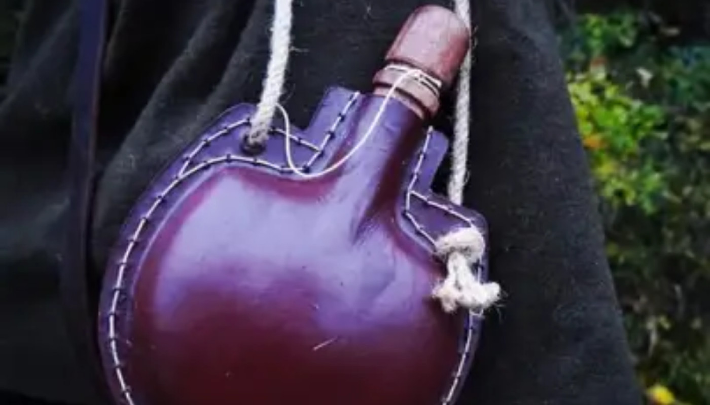 Au Moyen-Âge, les gourdes en cuir étaient-elles toutes fabriquées en cuir ?