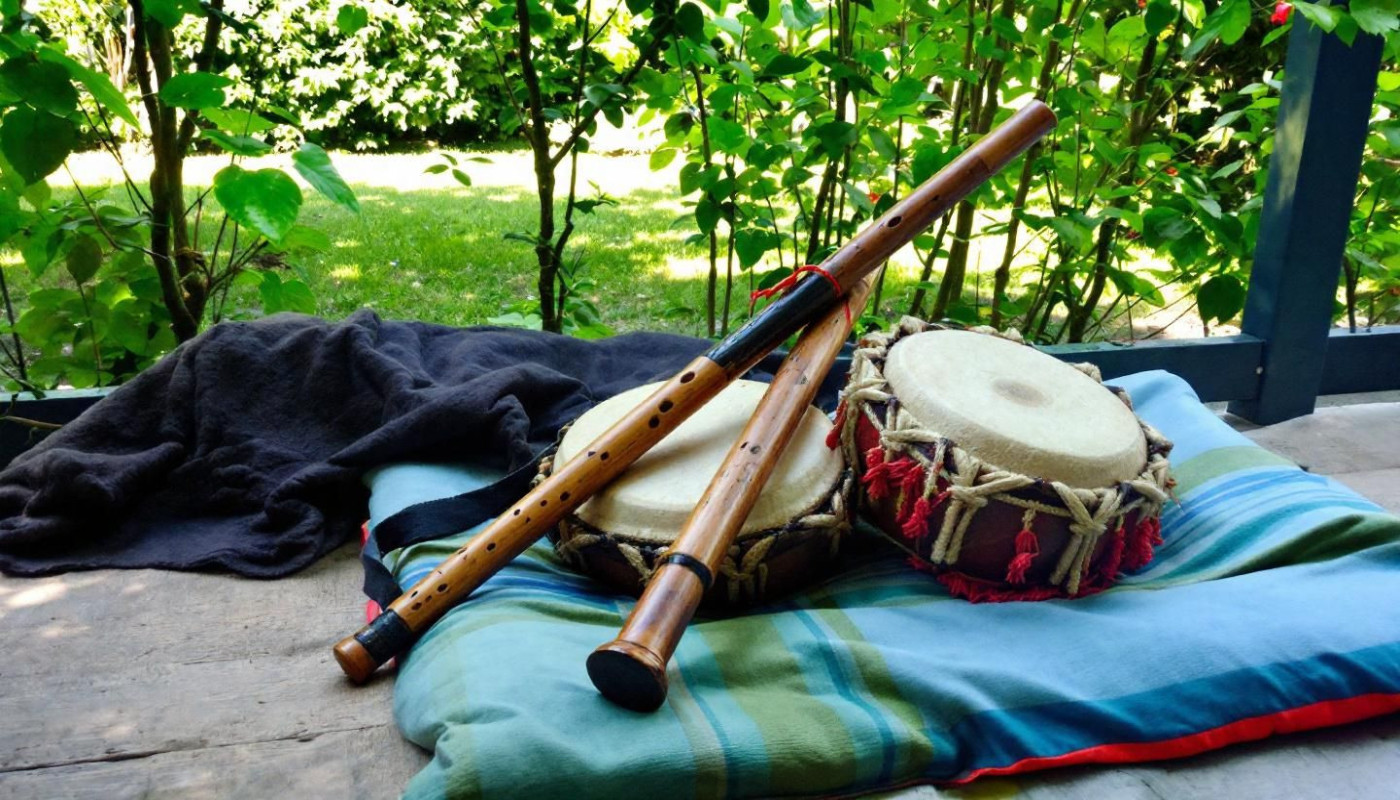 Comment les instruments traditionnels favorisent-ils la relaxation et l'épanouissement ?